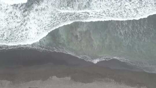 海浪拍打沙滩的自然景象