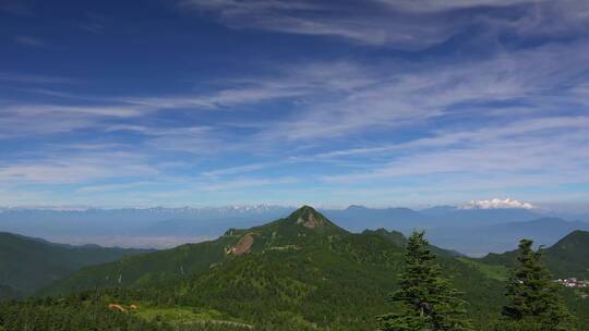 山脉高山风景旅游爬山蓝天白云户外驴友