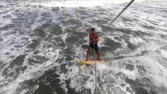 一个男人在海里骑冲浪板