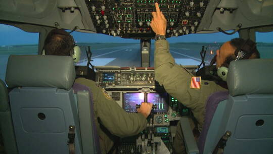 飞行员在飞行模拟器中训练
