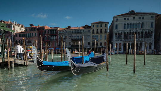 威尼斯海上观光小船