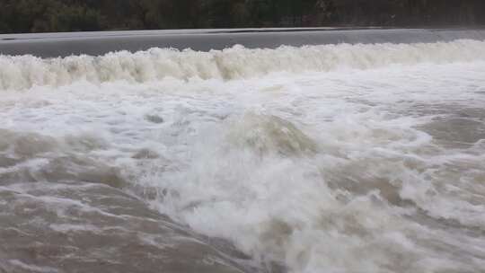 雨后上涨的河水视频素材模板下载