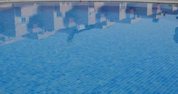 游泳池，马赛克瓷砖，水，反射
