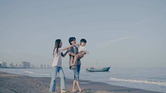 一家人海边玩耍