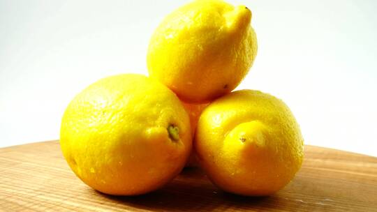 在桌子上展示柠檬