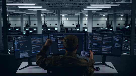 快乐的亚洲军人在数据中心编写代码时看着手视频素材模板下载