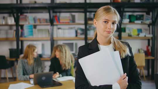 图书馆里一个女商人的肖像图书馆里的几个女