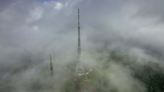 广西大容山云雾中的电视信号塔