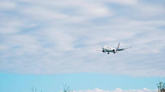 2K日本冲绳全日空飞机低空降落02_00000835视频素材模板下载