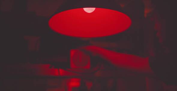 暗室里的红灯