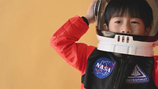 男孩戴着太空头盔视频素材模板下载