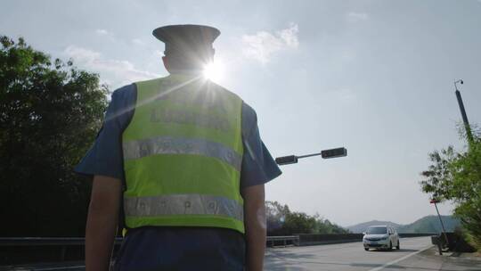 路政人员背影高速路边交警治超执法巡查