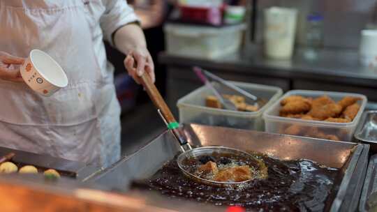 厨师正在用热油炸臭豆腐/夜市美食