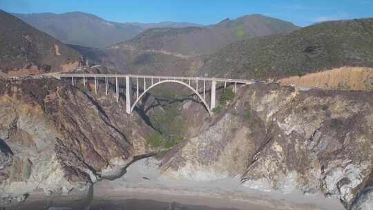 4K美国加州大苏尔比克斯比溪大桥的鸟瞰图
