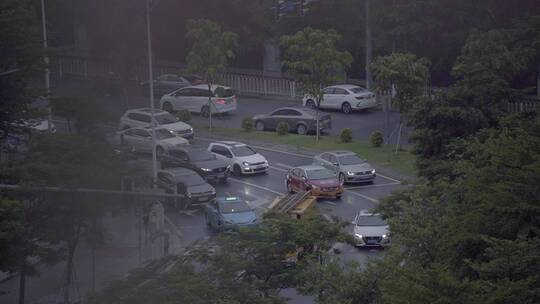 广州天河马路红绿灯车流车辆行驶雨天