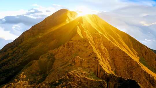 金色的山 日照金山