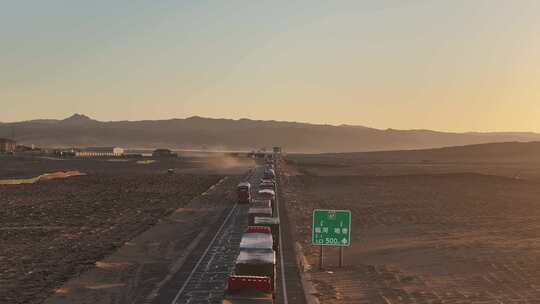 夕阳下排队的货车