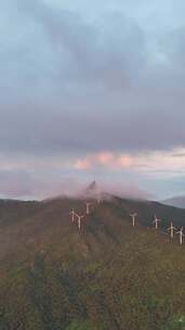 竖屏航拍连绵起伏山川迷雾