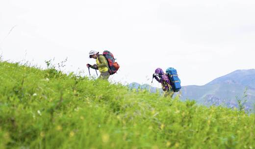 户外登山亲近大自然