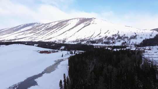 航拍新疆冬季喀纳斯湖雪景雪山森林冰河晨雾