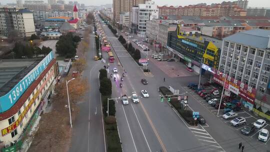 人群欢送医护人员回家的车队