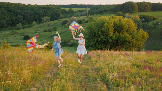 母亲和女孩在大自然中休息玩风筝