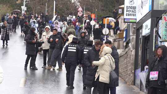 山东威海火炬八街冬季雪景海岸警察巡逻守护