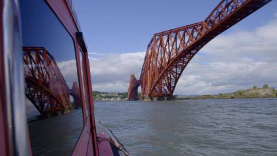 苏格兰东海岸福斯铁路桥检查员乘船前往
