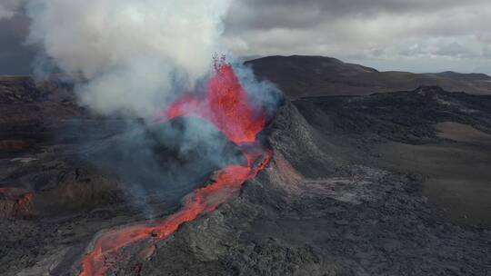 航拍喷发中的火山流出岩浆