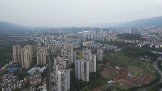 雾都重庆：4K航拍阴雨天气下的北碚城市