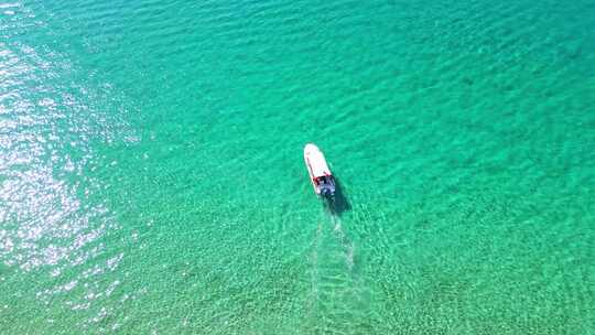 航拍海南三沙市西沙海洋蔚蓝色大海与游艇