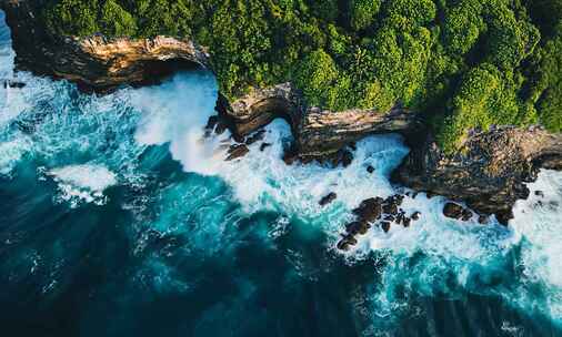 【大海海浪合集】，海浪拍打礁石