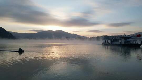 小雾凇岛吉林雾凇岛清晨湖面雾气航拍