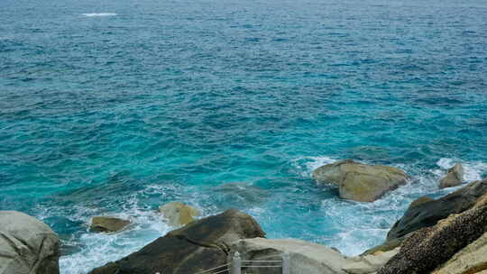 海南三亚大海边蓝色海浪拍打礁石岩石