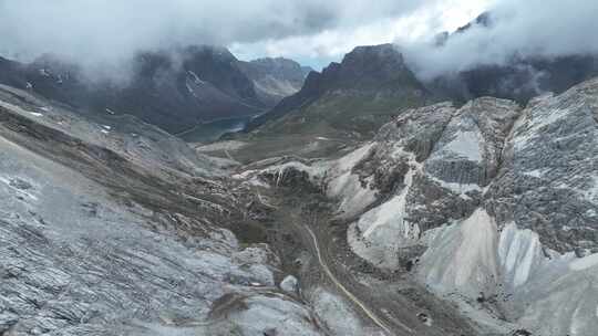 中国四川甘孜稻城亚丁央迈勇山坳云海景观