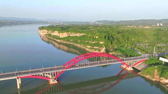 郧阳汉江大桥与汉江岸边悬崖