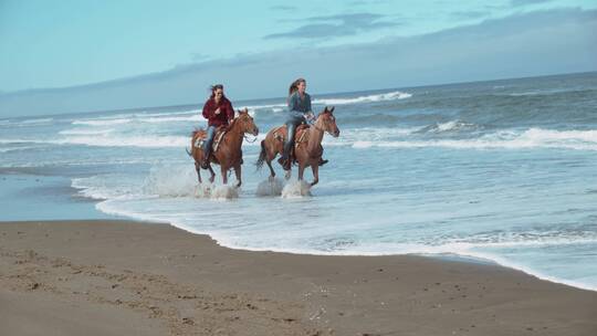 女人在阳光明媚的海滩骑马