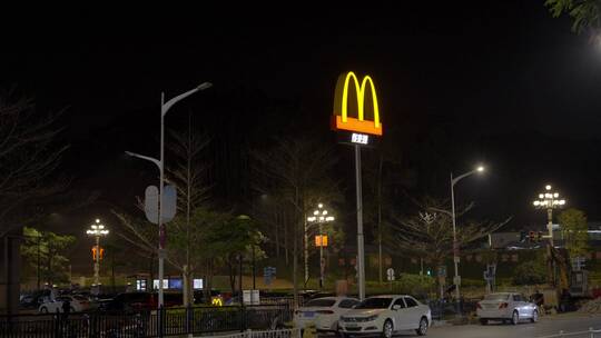 广州天河东站麦当劳M记夜景顾客视频素材模板下载