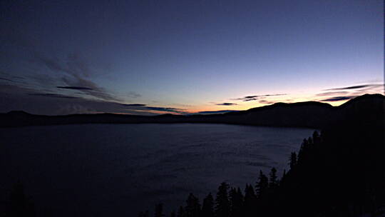 黎明前火山口湖的景观