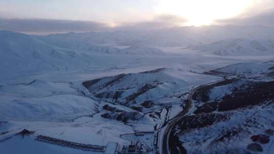 青海海南拉脊山夕阳雪山航拍视频