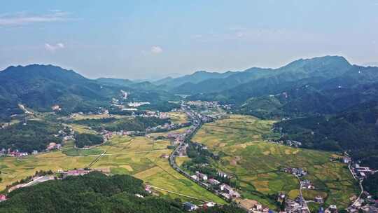 乡村田野山峦航拍全景