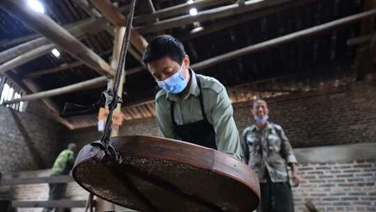 慢镜头实拍古法榨油百年油坊茶油茶籽油加工