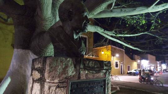 墨西哥伊萨马尔小镇雕像广场夜景地拍