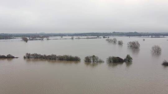 鸟瞰英国冬季洪水造成的破坏视频素材模板下载