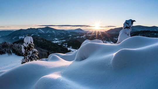 冬天雪山上拍摄的日落延时视频素材模板下载