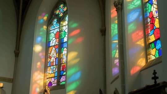教堂内彩色玻璃窗光影画面