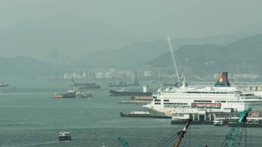 香港海港内船只交通繁忙