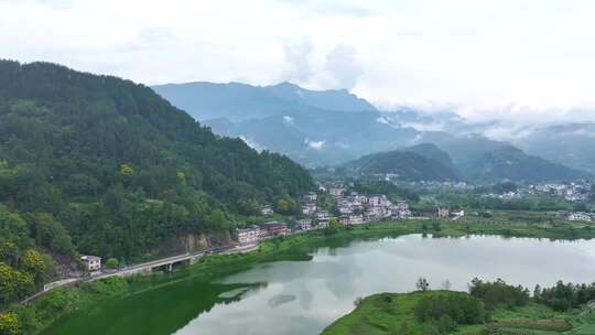 【4K】航拍山水环绕的乡村风光俯瞰