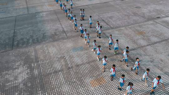 小学生视频广东小学校课间操广场站队