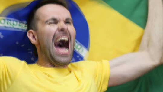 巴西球迷手持巴西国旗庆祝视频素材模板下载